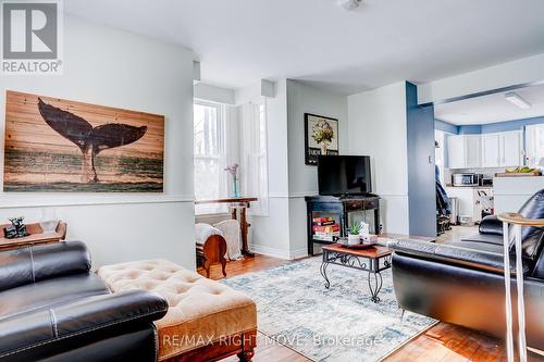 201 Canice Street, Orillia, ON - Indoor Photo Showing Living Room