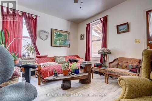 203 Canice Street, Orillia, ON - Indoor Photo Showing Living Room