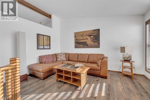 10 Wilkinson Circle, Sylvan Lake, AB - Indoor Photo Showing Living Room
