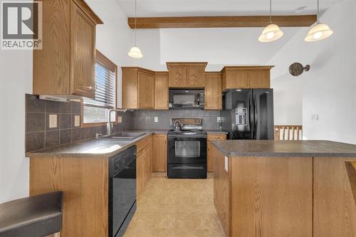 10 Wilkinson Circle, Sylvan Lake, AB - Indoor Photo Showing Kitchen With Double Sink