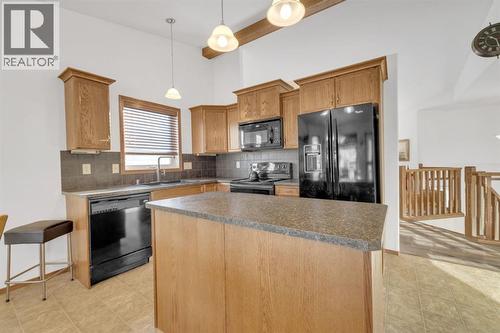 10 Wilkinson Circle, Sylvan Lake, AB - Indoor Photo Showing Kitchen