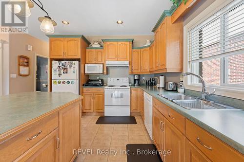 5 Beechwood Crescent, Pelham (Fonthill), ON - Indoor Photo Showing Kitchen With Double Sink