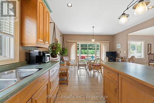 5 Beechwood Crescent, Pelham (Fonthill), ON - Indoor Photo Showing Kitchen With Double Sink