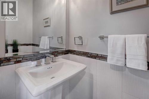 1721 20 Avenue Nw, Calgary, AB - Indoor Photo Showing Bathroom