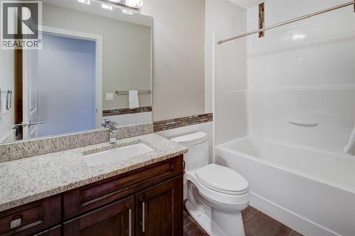 1721 20 Avenue Nw, Calgary, AB - Indoor Photo Showing Bathroom