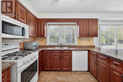 100 Poplar Crescent, Aurora, ON - Indoor Photo Showing Kitchen With Double Sink