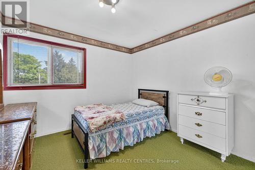 100 Poplar Crescent, Aurora, ON - Indoor Photo Showing Bedroom