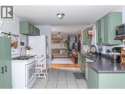 Open Kitchen With Cabinet Space Creston - 