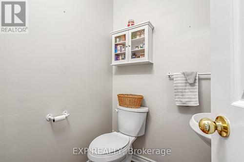 82 - 141 Condor Court, London East (East P), ON - Indoor Photo Showing Bathroom