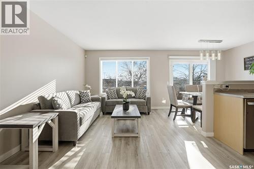 18 4425 Nicurity Drive, Regina, SK - Indoor Photo Showing Living Room