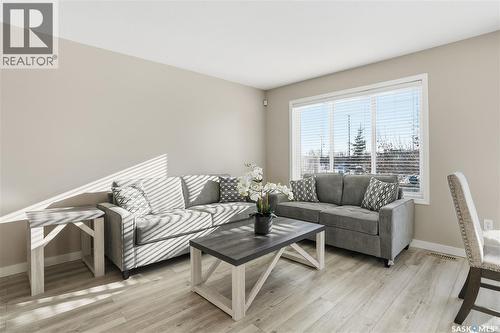 18 4425 Nicurity Drive, Regina, SK - Indoor Photo Showing Living Room