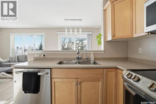 18 4425 Nicurity Drive, Regina, SK - Indoor Photo Showing Kitchen With Double Sink