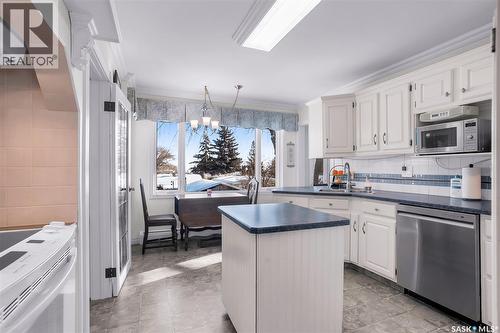 1726 Alexandra Avenue, Saskatoon, SK - Indoor Photo Showing Kitchen