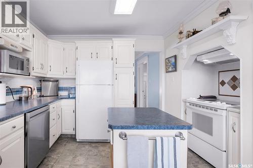 1726 Alexandra Avenue, Saskatoon, SK - Indoor Photo Showing Kitchen