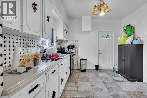 304 Langlois Avenue, Windsor, ON - Indoor Photo Showing Kitchen