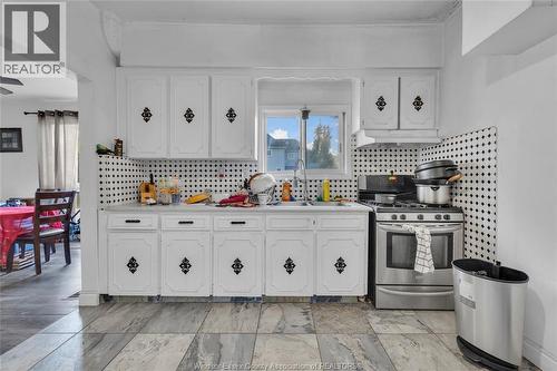 304 Langlois Avenue, Windsor, ON - Indoor Photo Showing Kitchen