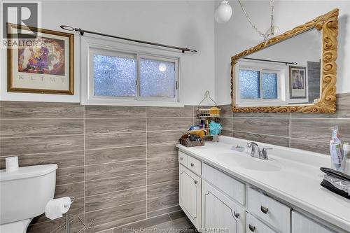 304 Langlois Avenue, Windsor, ON - Indoor Photo Showing Bathroom