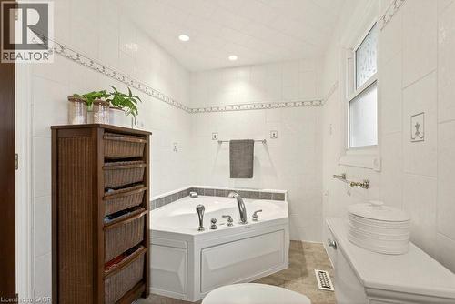 4 piece main bathroom w/ separate Jacuzzi - 29 Woodside Drive, Hamilton, ON - Indoor Photo Showing Bathroom