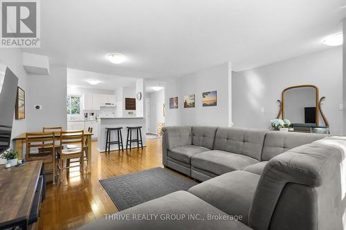 10 - 215 Commissioners Road W, London South (South D), ON - Indoor Photo Showing Living Room