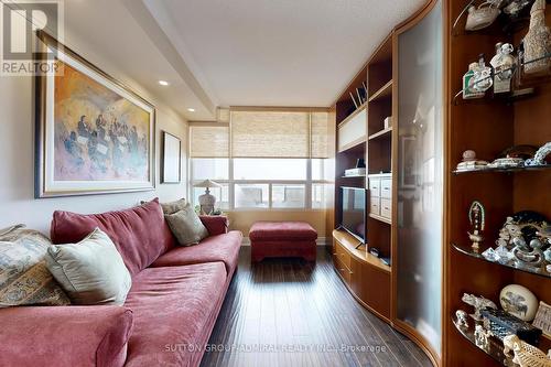 512 - 11 Townsgate Drive, Vaughan, ON - Indoor Photo Showing Living Room