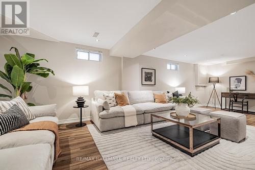 29 Canterbury Court, Richmond Hill, ON - Indoor Photo Showing Living Room