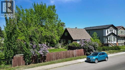 7616 34 Avenue Nw, Calgary, AB - Outdoor