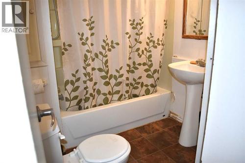 7616 34 Avenue Nw, Calgary, AB - Indoor Photo Showing Bathroom
