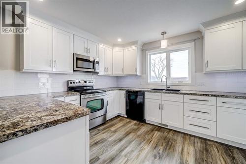 Kitchen - 203 1 Street, Shaughnessy, AB - Indoor Photo Showing Kitchen With Upgraded Kitchen