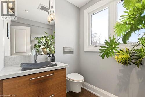 158 Ewen Road, Hamilton, ON - Indoor Photo Showing Bathroom