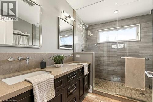 158 Ewen Road, Hamilton, ON - Indoor Photo Showing Bathroom