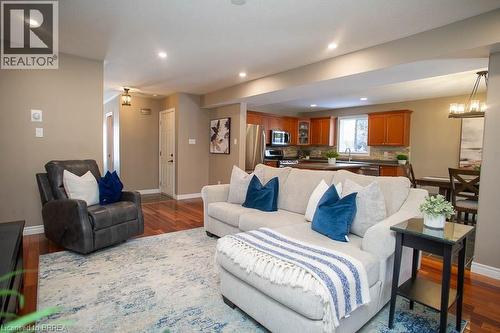 18 Gaal Court, Brantford, ON - Indoor Photo Showing Living Room
