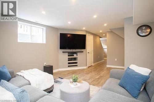 18 Gaal Court, Brantford, ON - Indoor Photo Showing Living Room