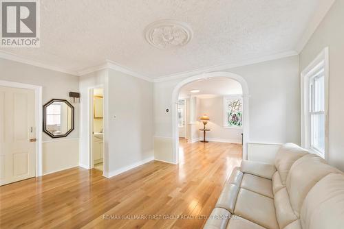 370 Stone Street S, Gananoque, ON - Indoor Photo Showing Living Room