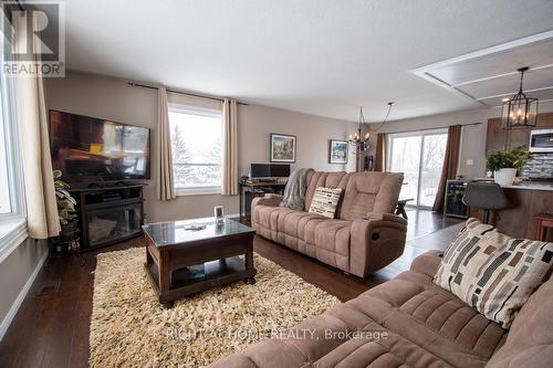 10 Kalman Drive, Cavan Monaghan (Cavan Twp), ON - Indoor Photo Showing Living Room