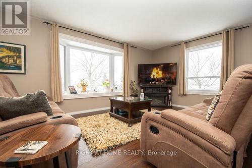 10 Kalman Drive, Cavan Monaghan (Cavan Twp), ON - Indoor Photo Showing Living Room