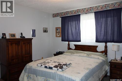 604 5Th Avenue W, Assiniboia, SK - Indoor Photo Showing Bedroom