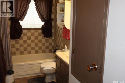 604 5Th Avenue W, Assiniboia, SK - Indoor Photo Showing Bathroom