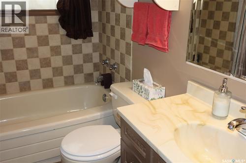 604 5Th Avenue W, Assiniboia, SK - Indoor Photo Showing Bathroom