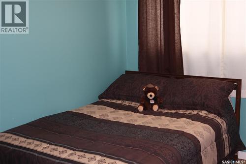 604 5Th Avenue W, Assiniboia, SK - Indoor Photo Showing Bedroom