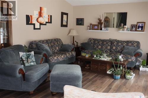 604 5Th Avenue W, Assiniboia, SK - Indoor Photo Showing Living Room