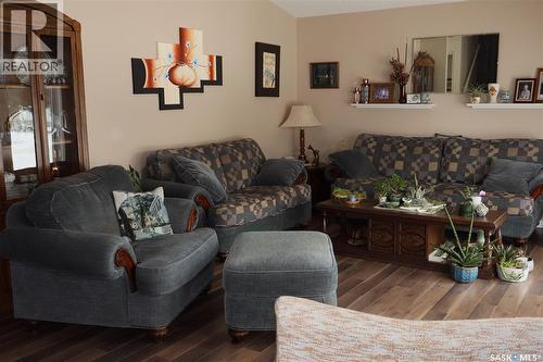 604 5Th Avenue W, Assiniboia, SK - Indoor Photo Showing Living Room