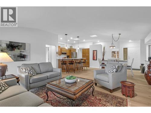 2455 Quail Ridge Boulevard Unit# 213, Kelowna, BC - Indoor Photo Showing Living Room