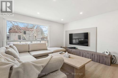 26 Sir Bedevere Place, Markham, ON - Indoor Photo Showing Living Room