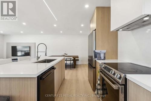 26 Sir Bedevere Place, Markham, ON - Indoor Photo Showing Kitchen With Upgraded Kitchen