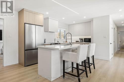 26 Sir Bedevere Place, Markham, ON - Indoor Photo Showing Kitchen With Upgraded Kitchen