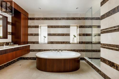 5 Thornwood Road, Toronto, ON - Indoor Photo Showing Bathroom