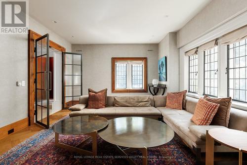 5 Thornwood Road, Toronto, ON - Indoor Photo Showing Living Room