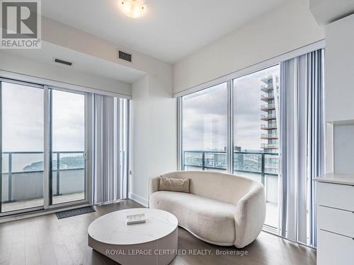 4701 - 20 Shore Breeze Drive, Toronto, ON - Indoor Photo Showing Living Room