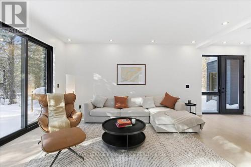 372 Prinyers Cove Crescent, Prince Edward County (North Marysburg Ward), ON - Indoor Photo Showing Living Room