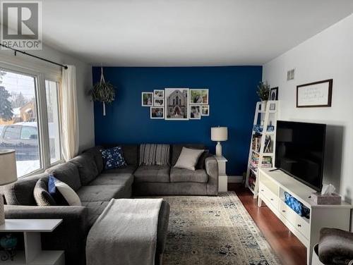 86 Gordon Ave, Thunder Bay, ON - Indoor Photo Showing Living Room